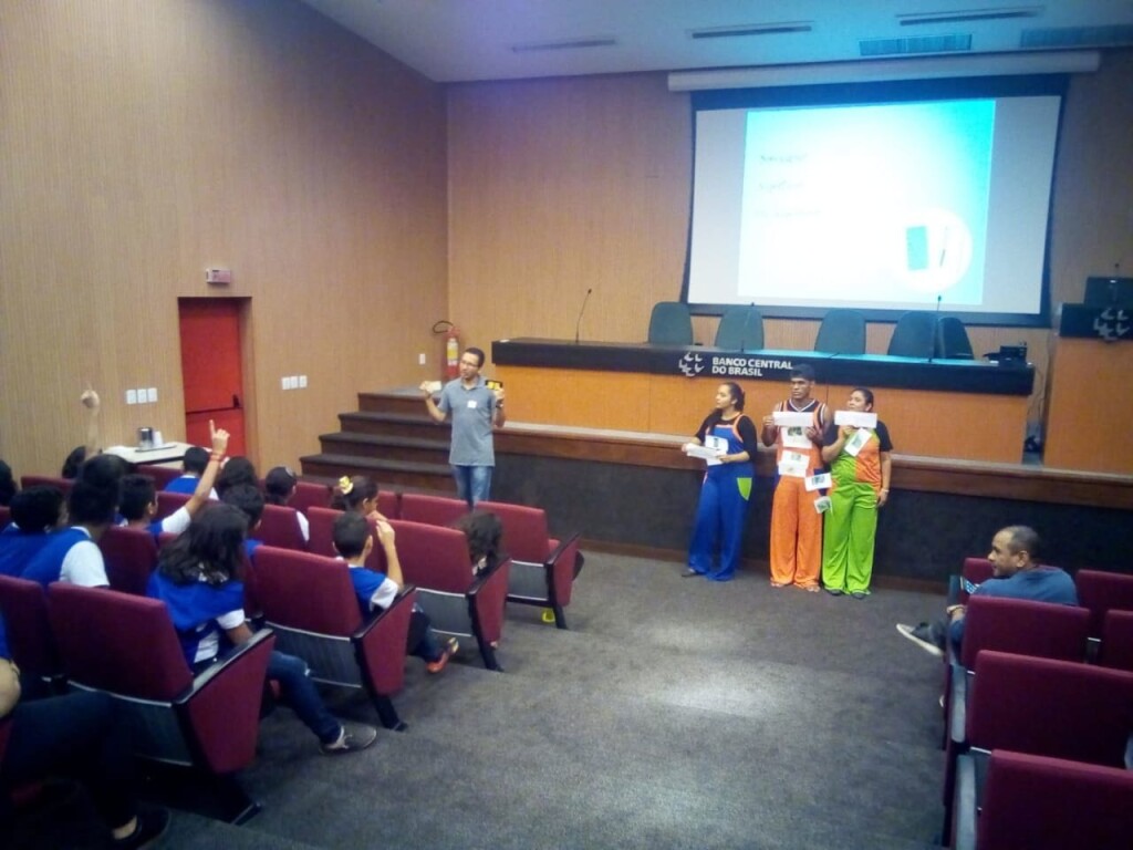 Teatro sobre educação financeira para alunos de escola pública do Pará, promovido pelo GEFAM (Foto GEFAM)