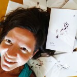 A poeta Tina Zani e seu livro (Foto Divulgação)