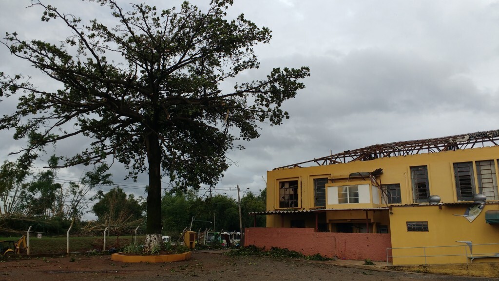 Cobertura do Educandário Eurípedes foi praticamente toda destruída com a microexplosão atmosférica em Campinas em 2016 (Foto José Pedro Martins)