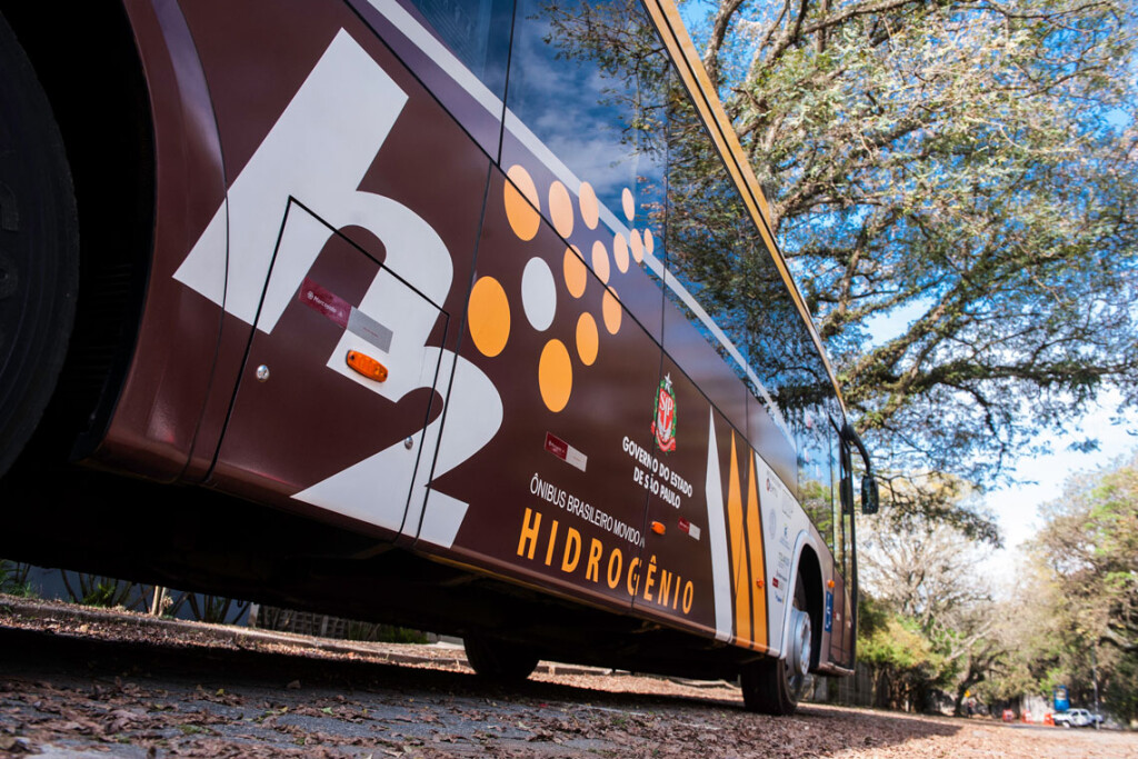 Ônibus elétrico que vai rodar no campus da USP com o hidrogênio produzido a partir do etanol (Foto Léo Ramos Chaves/Revista Pesquisa FAPESP)