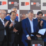 Prefeitos Dario Saadi e Gustavo Reis, deputado Dirceu Dalben e governador Tarcísio de Freitas na assinatura do contrato de concessão do Trem Intercidades em Campinas (Foto José Pedro Martins)