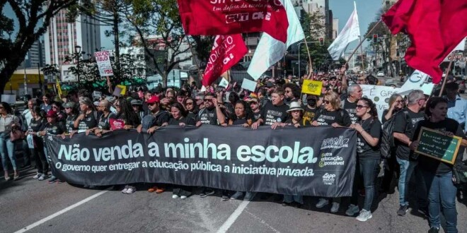 Organizações protestam contra privatização de escolas no Paraná