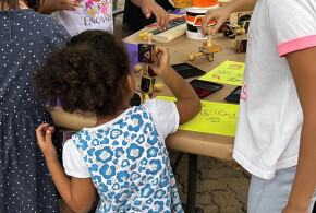 ‘perifeira[SUB]’ terá oficina de serigrafia e lambe-lambe para estudantes do ensino público