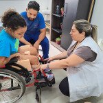 Fisioterapeuta Juliana Cholakov e Evandro Alves, responsável pela adaptação das cadeiras de rodas, avaliam as estruturas de espuma na cadeira de Sophia Vitoria (Foto Ana Carolina Silveira)