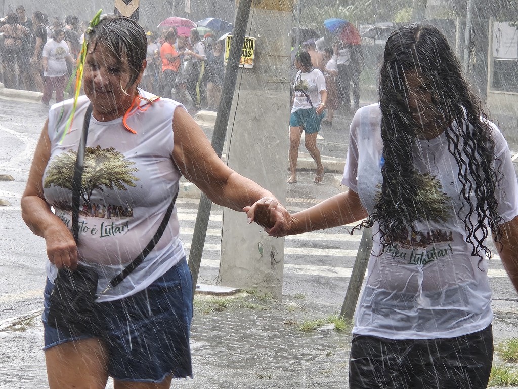 Encharcados mas animados: Candinho é resiliência (Foto Divulgação)