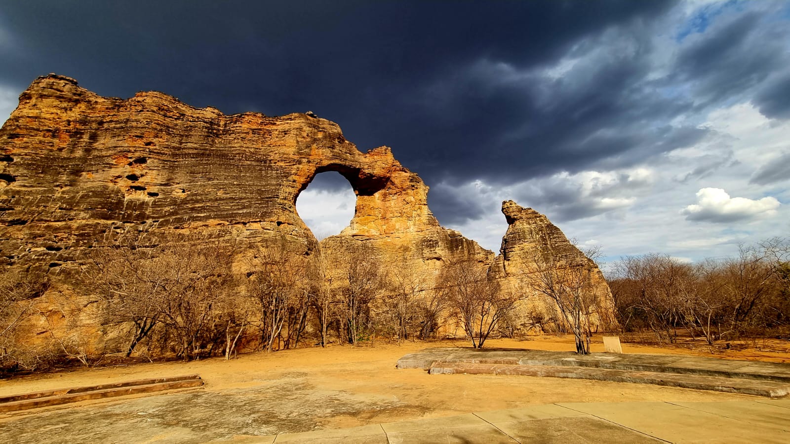 Uma das paisagens do Parque Nacional Serra da Capivara, imagem capturada na filmagem de "Pindorama" (Foto Marcos Rogatto/Divulgação)